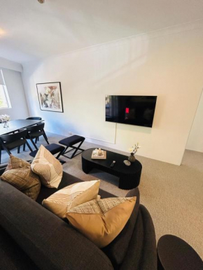 KozyGuru Camperdown Cozy 2-Bed Apt and Parking, Sydney